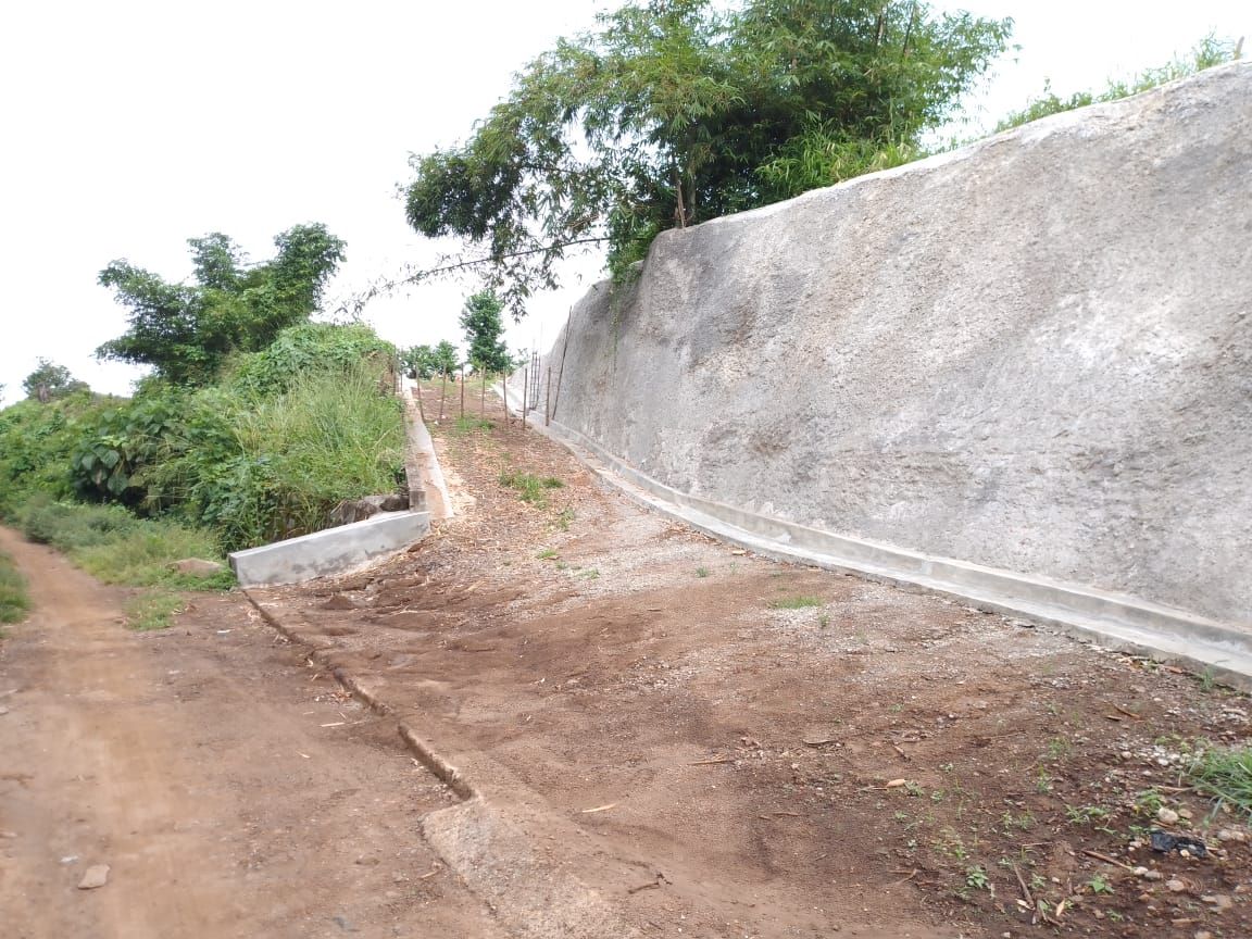 Obra con muro y acceso